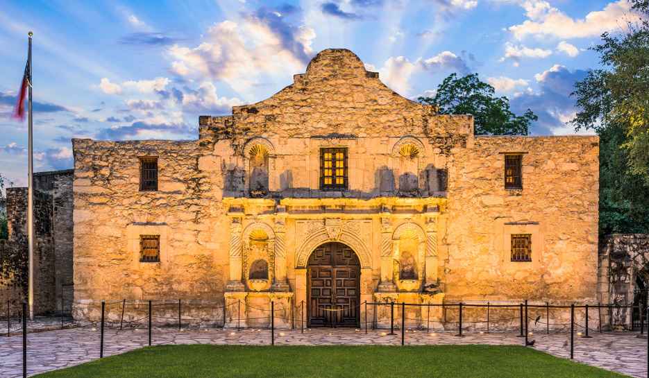 Can you name this legendary Texas mission where icons fought for their independence in the ultimate stand?